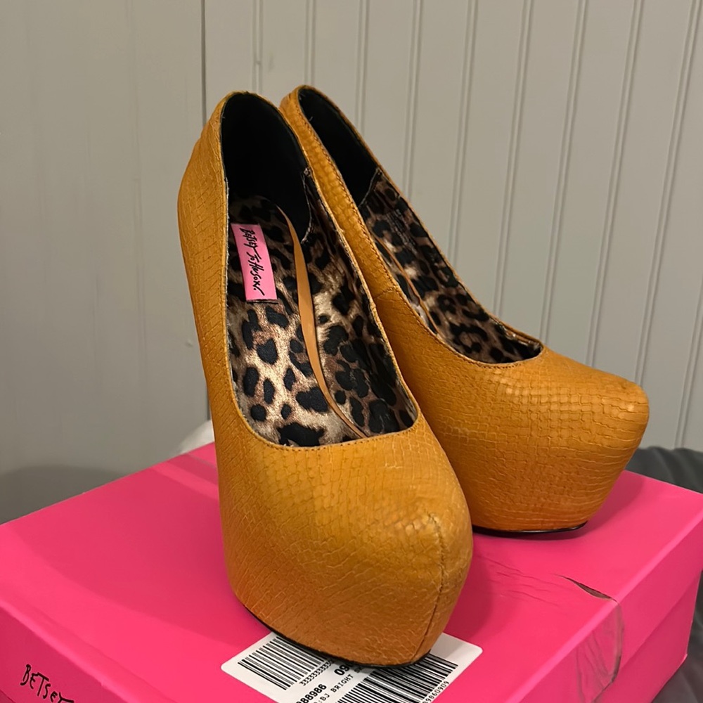 Betsy Johnson, size 9 in mustard